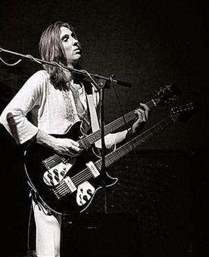 Mike Rutherford con il Rickenbacker 360